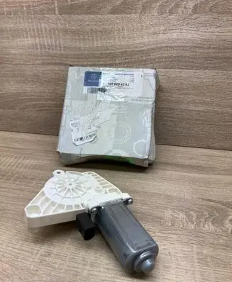Mercedes-Benz A W169 Front door window regulator motor A1698204242 996137102