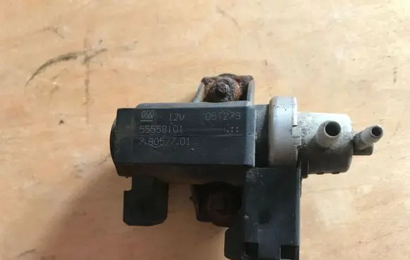 Opel Zafira B Turbo solenoid valve 55558101