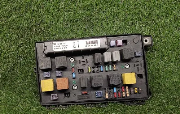 Opel Zafira B Power management control unit 13206747GT