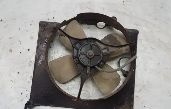 Mazda 323 Radiator cooling fan shroud