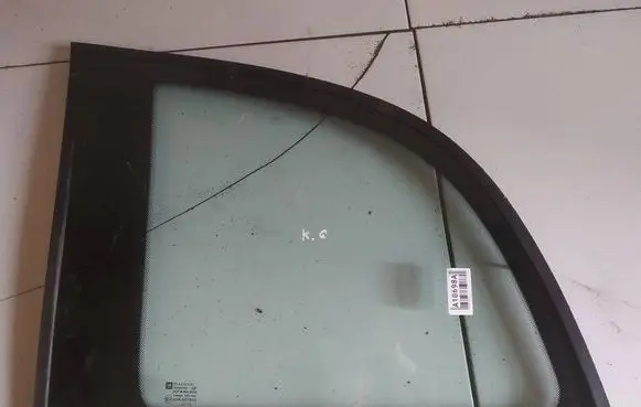 Opel Zafira A Rear side window AS2