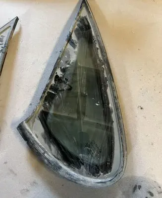 Toyota Avensis T220 Rear side window