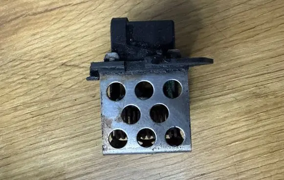 Opel Vivaro Coolant fan relay 8200045082