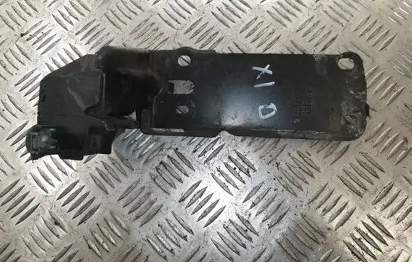 BMW X1 E84 Radiator mount bracket 7117812