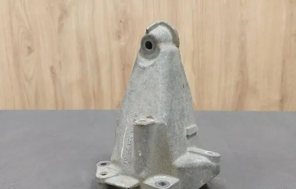Mercedes-Benz E A207 Engine mounting bracket 2712232704 A2712232704