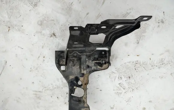 Headlight/headlamp mounting bracket