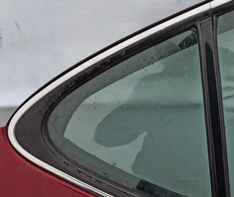 Rear vent window glass