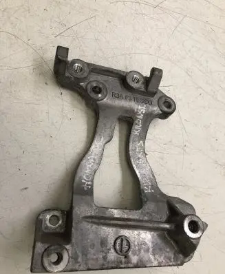 Honda CR-V A/C compressor mount bracket 