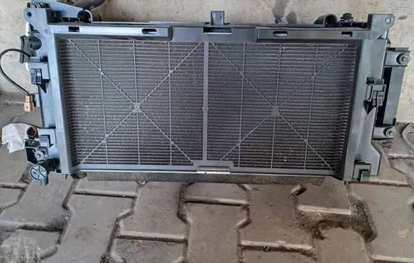 Nissan Leaf II (ZE1) Coolant radiator 214105SH0A 21493B210B