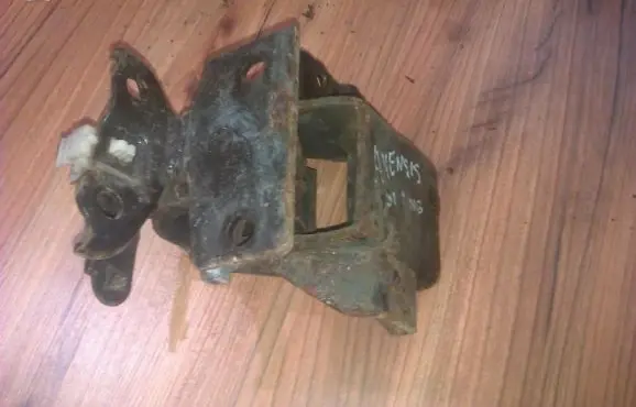 Engine mount bracket