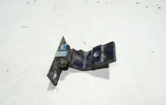 BMW 5 E60 E61 Rear door lower hinge 7068089