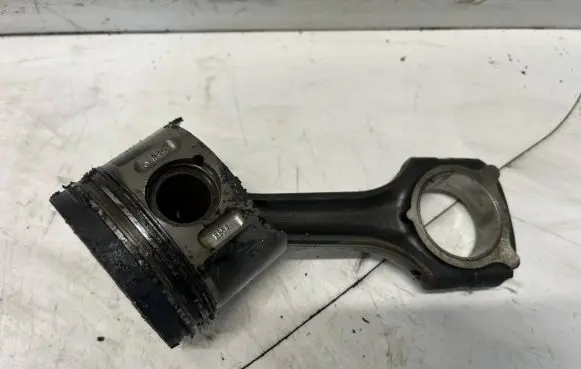 Mercedes-Benz E W211 Piston with connecting rod