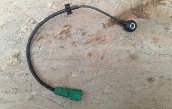 Volkswagen Golf V Detonation knock sensor 06E905377A