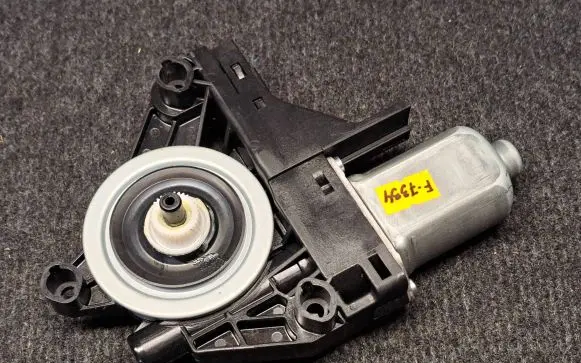 Volvo V70 Front door window regulator motor 966265-102
