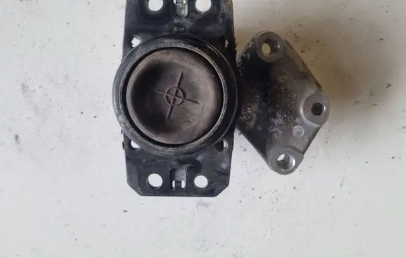 Citroen C4 I Engine mount bracket 9636583980