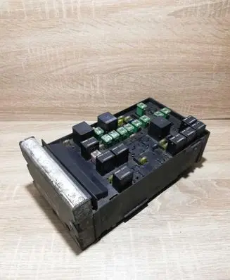 Chrysler Voyager Fuse module 04727080AC T273205731