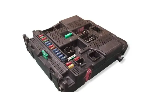 Peugeot 307 Fuse module 9636760580 00851167 9644098180