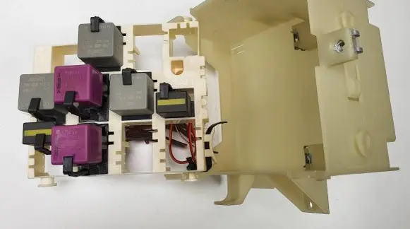 Saab 9-5 Relay mounting block 