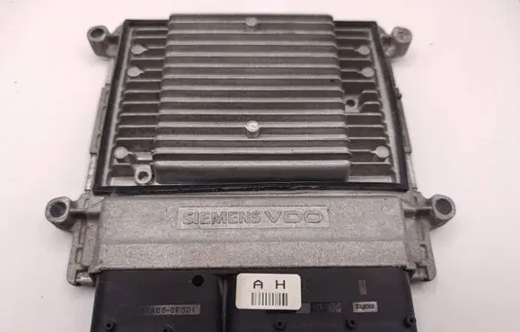 KIA Carens II Engine control unit/module 3911225050 UND7K0C0EA 5WY5266A