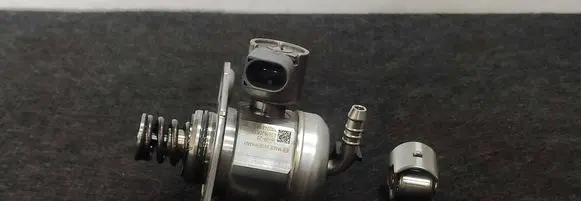 Seat Leon (5F) Fuel injection high pressure pump 04E127025D