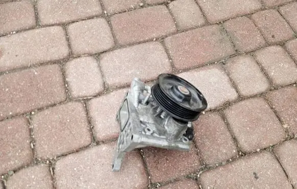 Opel Insignia B Water pump 55494707