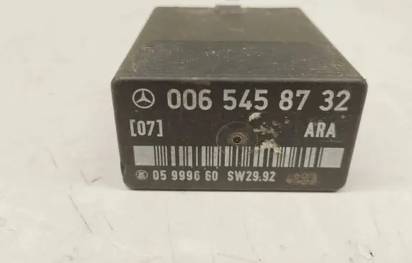 Mercedes-Benz E W124 Fuel pump relay 0065458732 A0065458732