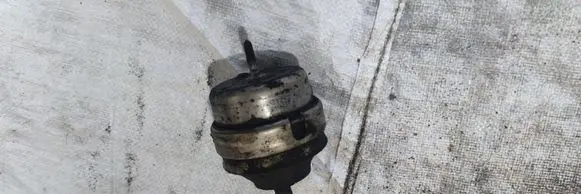 Volkswagen PASSAT B5.5 Engine mount bracket