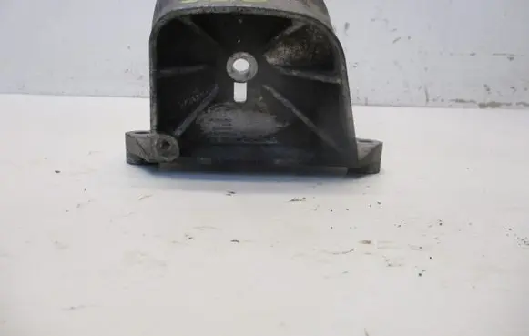 Volvo XC90 Engine mounting bracket