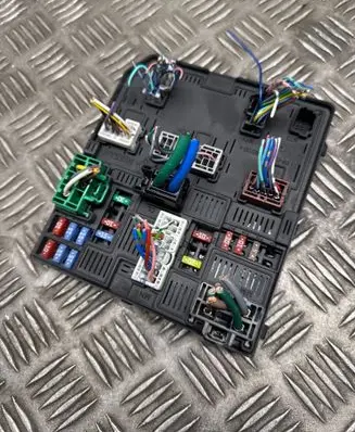 Nissan Qashqai Fuse module 284B74BA0A 2080143836 521501F08