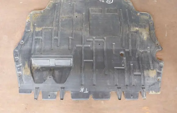 Volkswagen PASSAT B7 Engine splash shield/under tray 3C0825237H