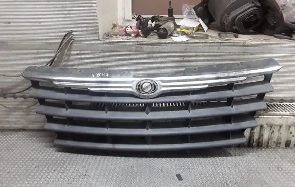 Chrysler Grand Voyager IV Front bumper upper radiator grill 04857960AA