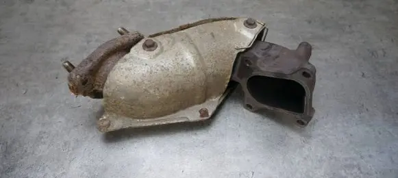 Mazda 323 F Exhaust manifold