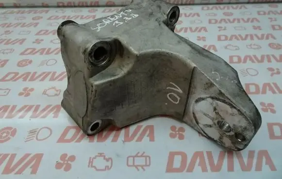 Engine mounting bracket