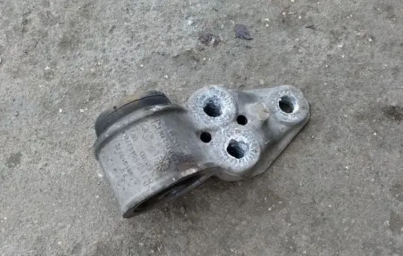 Volkswagen PASSAT B5 Rear axle beam mounts housing 