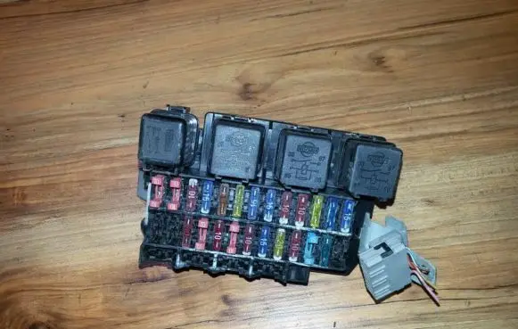 Nissan Micra Fuse box set 243110e000 7240-4047