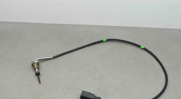 Volkswagen Jetta VI Oil temperature sensor 04L906088BQ