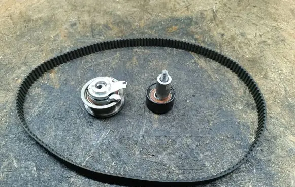 Volkswagen Golf VII Timing belt/chain tensioner 04E109479A 04E109244B