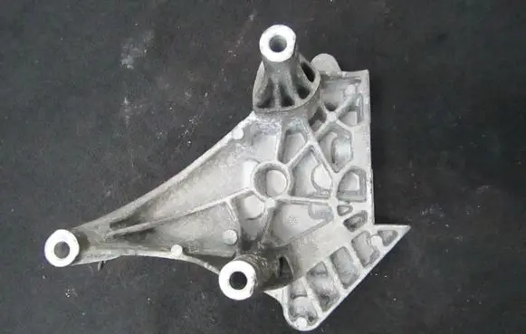 Engine mounting bracket