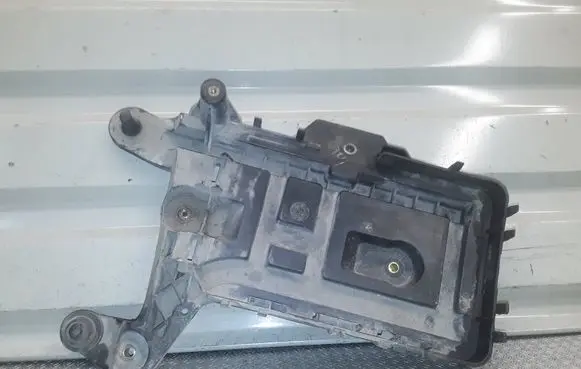 Volkswagen Golf VI Battery tray 1KM915333