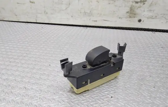 Mitsubishi Grandis Electric window control switch 8608A024