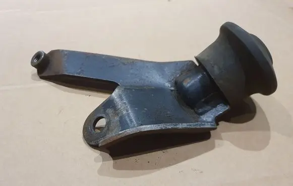 Volkswagen Jetta I Engine mounting bracket 171199329F 171199339