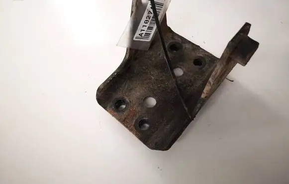 Nissan X-Trail T30 Engine mounting bracket 