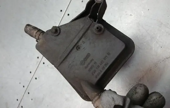 Power steering fluid tank/reservoir