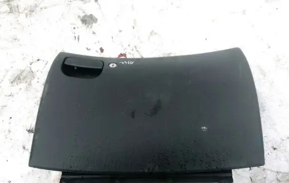 Chrysler 300M Glove box