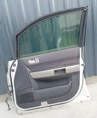 Mitsubishi Endeavor Front door