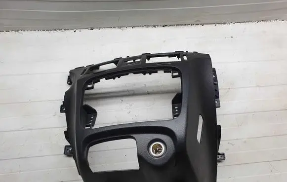 Hyundai Sonata Radio/GPS head unit trim 847603K100