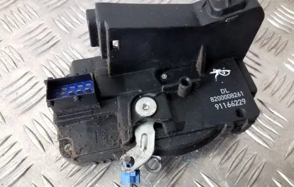 Opel Vivaro Front door lock 8200008261 91166229