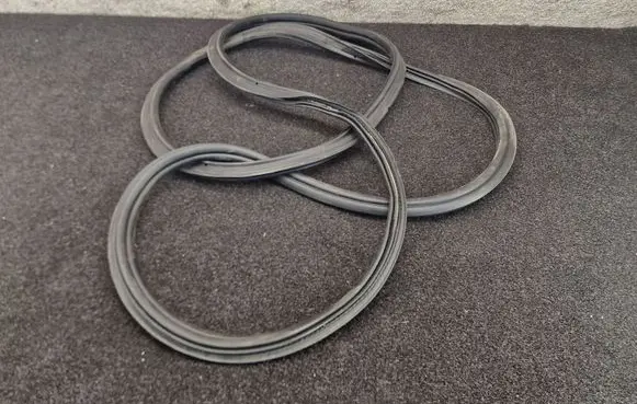 Porsche Macan (95B) Trunk rubber seal (body) 95B827705