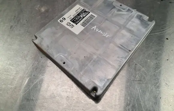 Toyota Avensis T250 Engine control unit/module 8966105690 MB1758006325