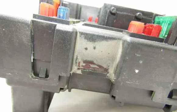 Peugeot 206 Fuse module 9650664180